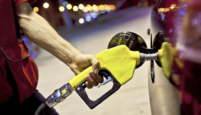 Benzinin litre fiyatı psikolojik 5 TL sınırını aştı